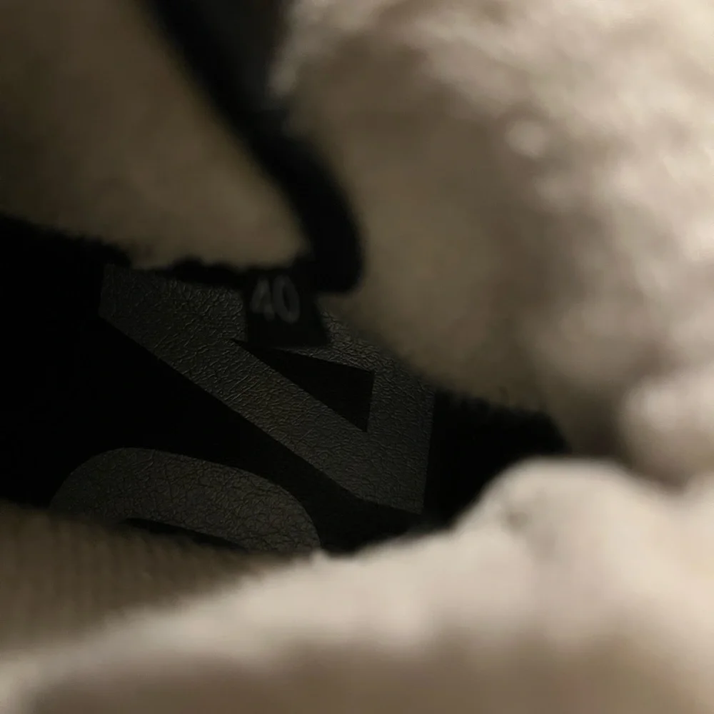 P448 shoes size 9.5